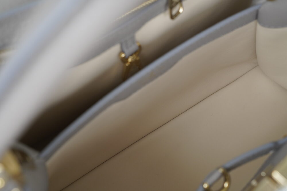 LV CAPUCINES MM MOONSTONE - Image 16